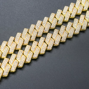 Primer plano de pulsera cubana de 14mm en oro con circonitas cúbicas micro pavimentadas