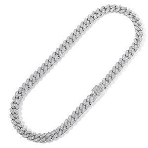 Dettaglio della catena cubana in argento da 12 mm con pietre di zircone lucide incastonate