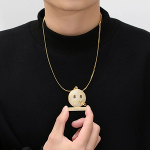Detail van hiphop-smile-hanger met ritsmond en fonkelende zirkonia-stenen op goud
