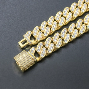 Collana cubana da uomo 12mm in oro con zirconi ghiacciati e chiusura a cassetta