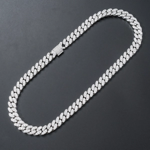 Dettaglio di una collana a catena cubana da 12mm con zirconi bianchi su sfondo scuro