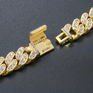Collana cubana dorata da 12 mm da uomo con zirconi pavimentati e chiusura a scatto quadra