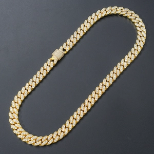 Dettaglio catena cubana oro 12mm con zirconi incastonati e chiusura a rettangolo