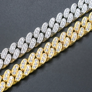 Dettaglio delle catene Cuban Link da 12mm in oro e argento con zirconi incastonati fitti