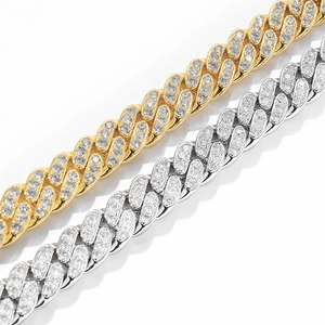 Dettaglio di catene cubane da 12mm in oro e argento con zirconi incastonati hip-hop