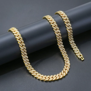 Dettaglio catena cubana dorata 12mm con zirconi bianchi su supporto cilindrico