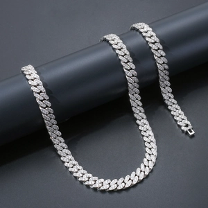 Dettaglio della catena cubana d'argento da 12 mm con incastonatura pavé di zirconi