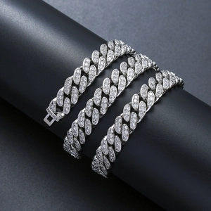 Dettaglio del bracciale cubano in argento da 12mm con pietre di zircone scintillanti