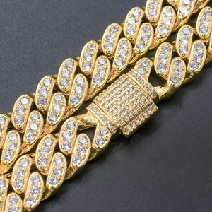 Dettaglio macro della catena Cuban oro 12mm con chiusura zirconi per uomini