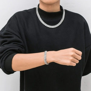 Dettaglio del set collana e bracciale a catena cubana argento con zirconi indossati da un modello