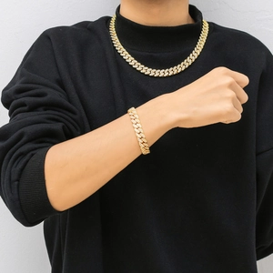 Vista dettagliata del set collana e bracciale Cuban link oro 12mm con zirconi