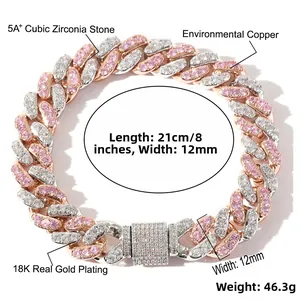 Détail d'un bracelet maille cubaine 12mm avec zircons roses et blancs et placage en or 18K