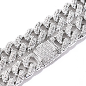 Gros plan du bracelet gourmette en argent glacé avec zircons cubiques sertis pavé