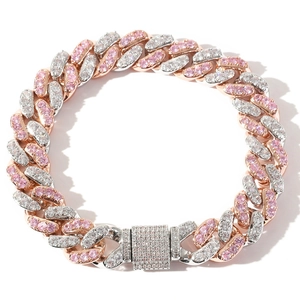Détail macro du bracelet à maillons cubains 12mm serti de zircons roses et blancs