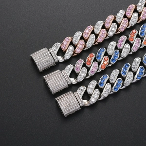 Détail macro de bracelets cubains micro-pave avec des zircons roses et blancs scintillants