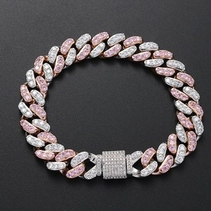 Détail macro du bracelet cubain 12mm hip-hop avec zircons pavés roses et blancs