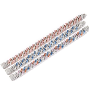 Gros plan sur trois bracelets cubains de 12 mm sertis de zircons roses et blancs hip-hop