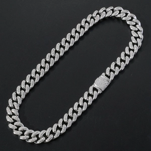 Vue macro d'un collier chaîne Cuban Link 15mm serti de zircons brillants de luxe