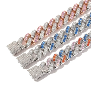 Gros plan de colliers à mailles cubaines 12mm avec zircons bleus et blancs micro-pavés