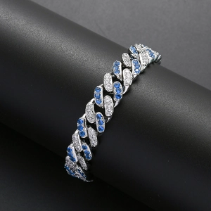 Detailansicht eines 12mm Cuban Armbands mit blau-weißen Zirkonia auf schwarzem Ständer