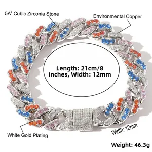 Détail du bracelet gourmette 12mm avec zircons colorés et placage en or blanc poli