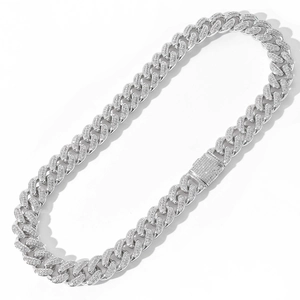 Détail macro du collier chaîne cubaine argentée de 15mm avec pavé complet et fermoir rectangulaire
