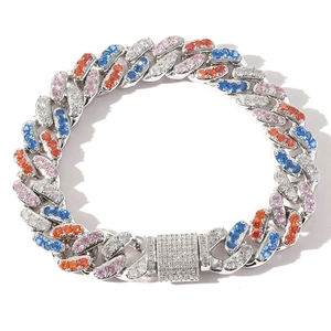 Détail du bracelet gourmette 12mm avec zircons en quatre couleurs et fermoir diamanté
