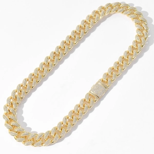 Détail du collier chaîne cubaine dorée de 15 mm avec diamants pavés et fermoir à rabat carré