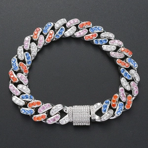 Détail d'un bracelet gourmette de 12 mm avec zircons multicolores et fermoir serti