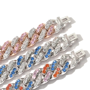 Détail des bracelets maille cubaine 12mm avec micro-pavage de zircons multicolores