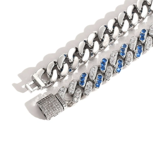 Detailaufnahme der 12mm Panzerkette mit blauen und weißen Zirkonia-Steinen in Mikro-Fassung
