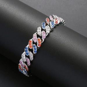 Gros plan sur la chaîne cubaine argentée de 12mm sertie de zircons multicolores