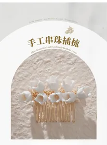 Vue détaillée du peigne à cheveux de mariée avec fleurs en céramique et perles