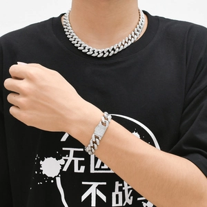 Détail de la chaîne cubaine 15mm argentée et bracelet avec fermoirs sertis de zircons cubiques