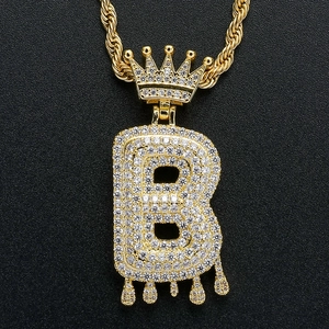 Detail van gouden kroon letter B hanger met micro-zirkonia en druppeleffect afwerking