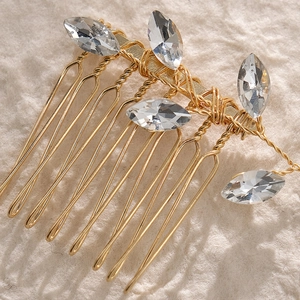 Peigne à cheveux mariée fait main avec fil doré et strass marquise sur tissu beige