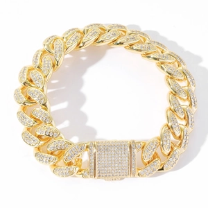 Bracciale cubano da 15mm color oro con micro-pavé di cristalli e chiusura a cassetta