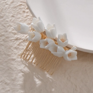 Peigne à cheveux de mariée doré fait main avec fleurs de muguet blanc et perles