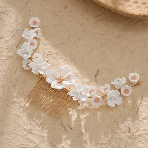 Peigne à cheveux de mariée avec fleurs en céramique blanche et perles dorées pour mariage