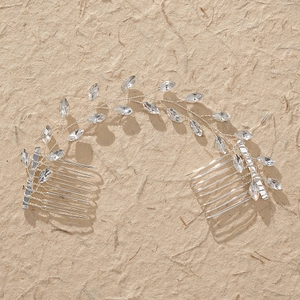 Détail d'un peigne à cheveux de mariée argenté avec strass en forme de vigne flexible