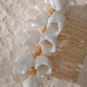 Peigne à cheveux mariée fait main avec muguet, perles et fleurs en résine blanche