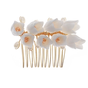 Peigne à cheveux de mariée fait main avec fleurs en porcelaine blanche et perles dorées