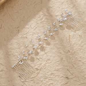Bijou de tête de mariée fait main avec strass marquise et peignes en argent sur fond neutre