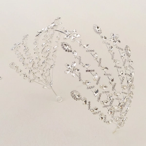 Details des silbernen Braut-Haarreifens mit Kristallen und handgefertigtem Blumendesign