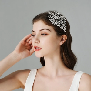 Detail eines funkelnden Braut-Haarreifens mit silbernen Strass-Blättern an einem Modell