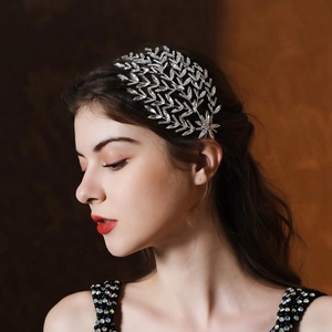 Detailaufnahme des Brautstirnbands mit silbernem Blattdesign und funkelnden Kristallen