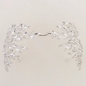 Detailansicht von Braut Haarband in Silber Blattform mit glänzenden Kristall Strasssteinen