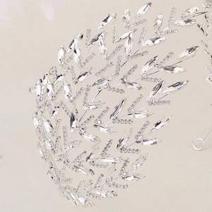 Detail eines silbernen Braut-Haarreifs mit Blattzweigen, Marquise-Kristallen und kleinen Diamanten