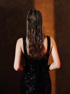 Détail macro de la chaîne de cheveux à longs glands en strass argentés sur cheveux