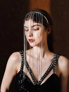 Détail d'un serre-tête avec franges en strass étincelantes et de longs glands